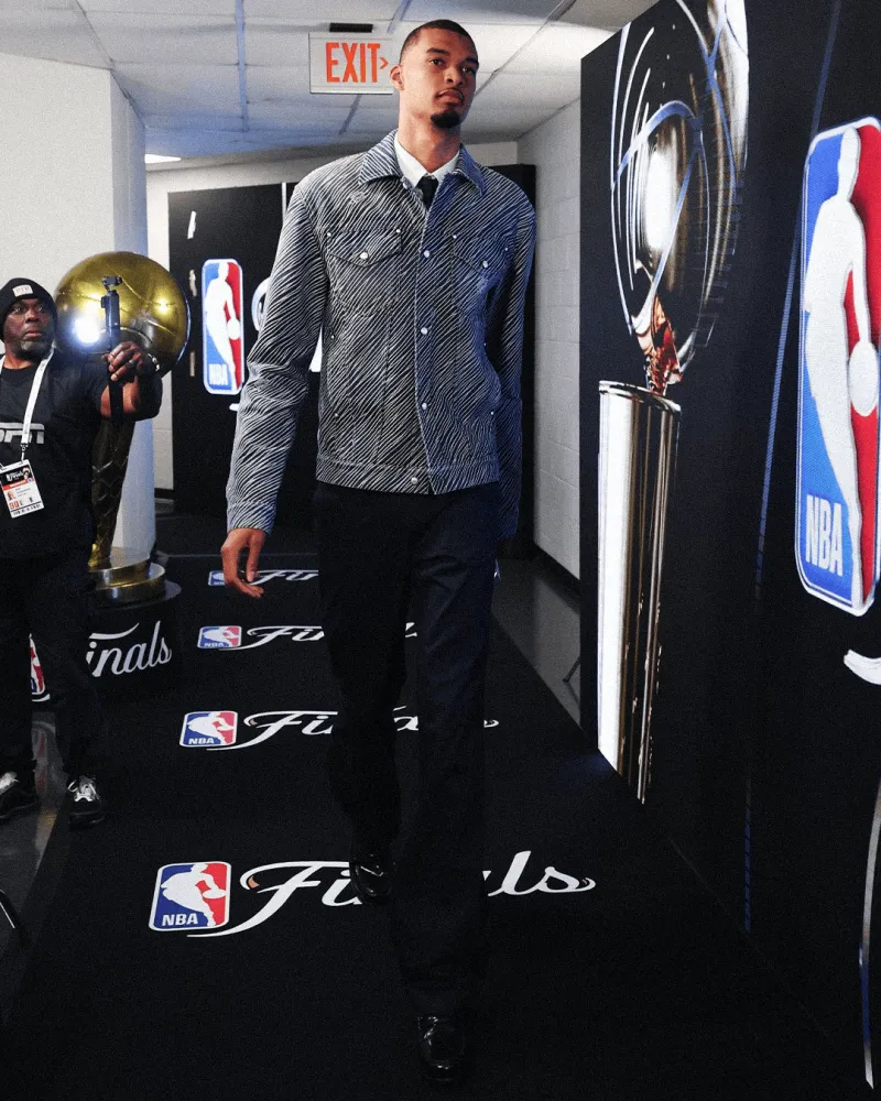 开云app-NBA官方晒文班亚马照片:才第三年他就准备好总决赛首秀了